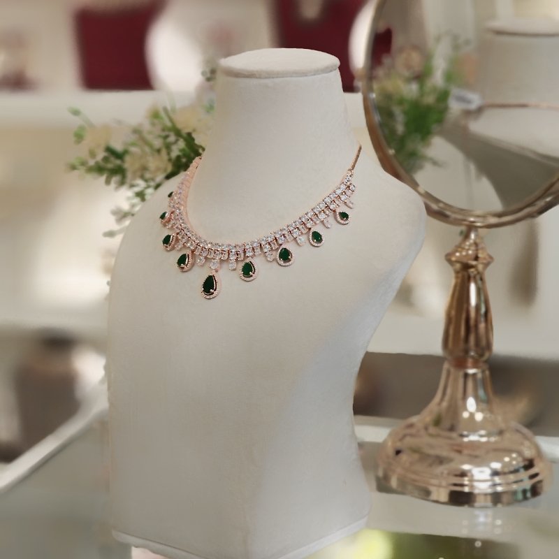 Lira green neckline set detail