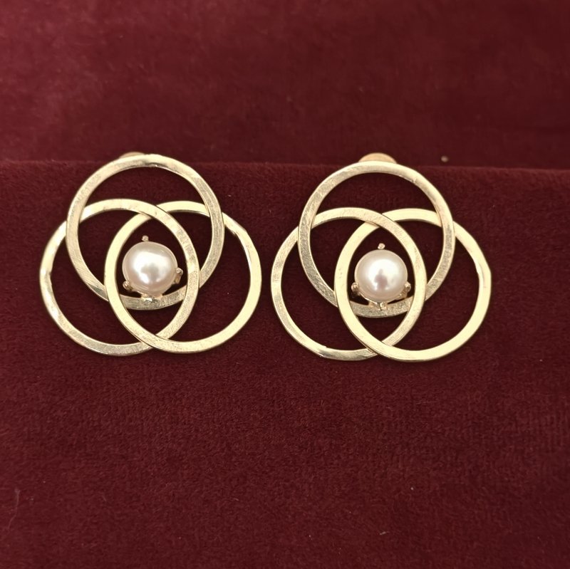 Ekanta pearl studs