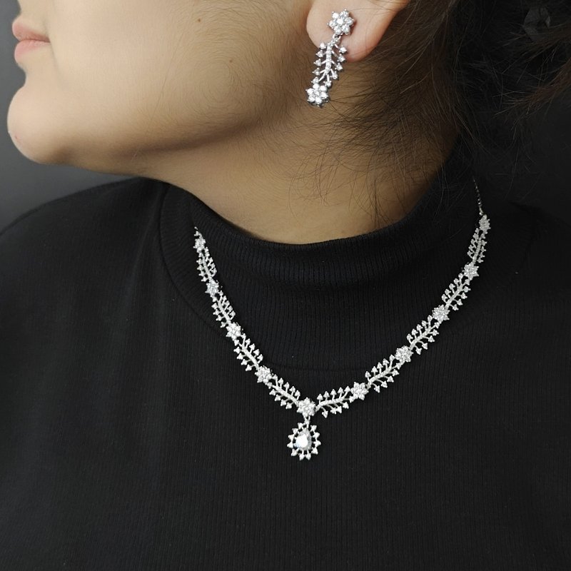 Medhavi AD necklace set