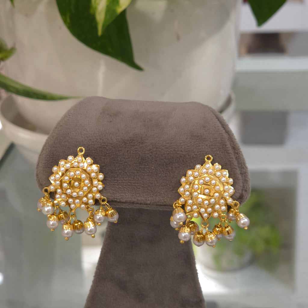Manreet jadau earrings detail